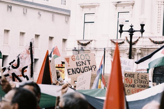 Manifestation avec des pancartes et drapeaux, exprimant des revendications féministes et de solidarité.