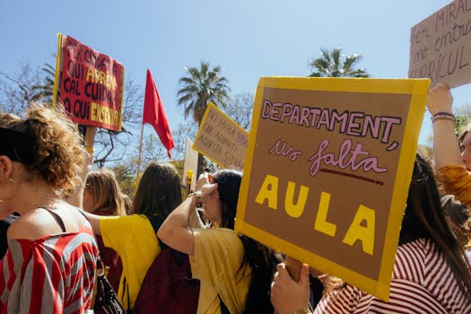 Groupe de manifestantes portant des pancartes lors d'une marche féministe sous un ciel ensoleillé.